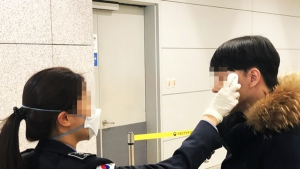 늘어나는 자가격리자 이탈… 방역당국, 손목밴드 등 위반대책 고심