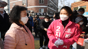 남편 지원 유세 나온 심은하 '유권자와 눈맞춤'
