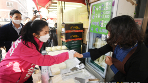 심은하, 유권자와 '주먹 인사'