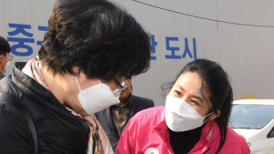 남편 지상욱 후보 지원 유세 나온 심은하 '반가운 얼굴'