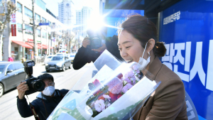꽃다발 받는 고민정 후보 '환한 미소'