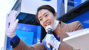 광진구 시민들에게 유세하는 고민정 후보