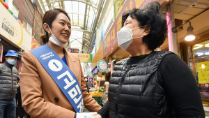 상인과 대화 나누는 고민정 후보