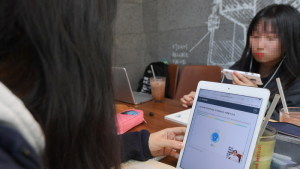 스마트기기로 온라인 수업 듣는 고3 학생