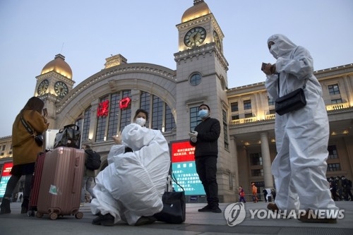 코로나19 봉쇄 해제된 우한 기차역 밖 승객들, 사진=우한 AP/연합뉴스