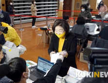 사전투표 마친 심상정, 양당제 국회개혁 거듭 읍소