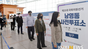 투표소에서도 '거리두기'