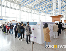 거리두며 줄 선 시민들