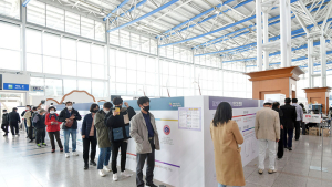 거리두며 줄 선 시민들