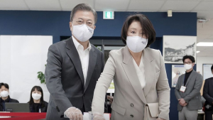 사전투표하는 문 대통령 내외