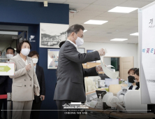 기표소에 들어서는 문 대통령