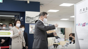 기표소에 들어서는 문 대통령