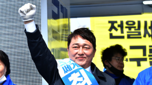 최재성, 든든한 지원 유세에 '주먹 번쩍'