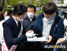 배현진 후보에게 사인받는 시민