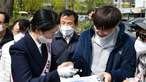 배현진 후보에게 사인받는 시민