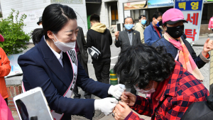 배현진 후보, 주민들과 '따뜻한 주먹 인사'