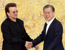 록밴드 U2 보노, 문 대통령에 코로나 극복 지원 요청