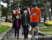 아이들의 격려 받으며 종주하는 안철수