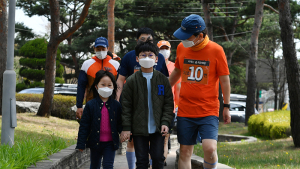 아이들의 격려 받으며 종주하는 안철수