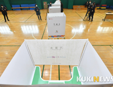 분주한 '총선 투표소 설치작업'