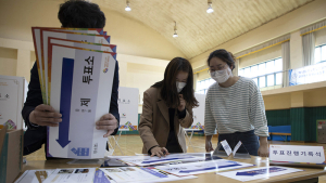 '투표소 설치작업' 분주한 선관위 관계자들