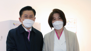황교안, 부인과 함께 '투표하러 왔어요'