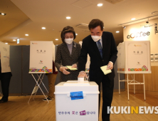 비닐장갑 착용하고 투표하는 이낙연 후보