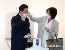 황교안 마스크 고쳐주는 부인 최지영 씨