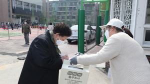 출구조사 응하는 시민