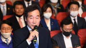 출구조사 시청 후 총선 소감 말하는 이낙연