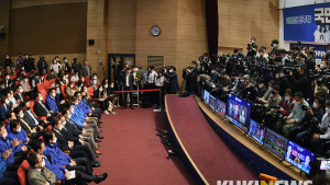 더불어민주당, 출구조사 발표에 '시선 집중'