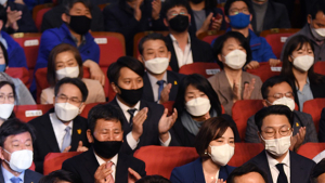 더불어민주당, 출구조사 과반 나오자 '박수'
