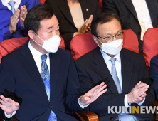 코로나로 인해 박수 자제하는 이낙연