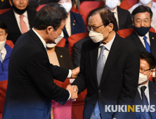 개표상황실에서 악수하는 이낙연-이해찬
