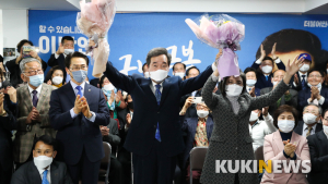 이낙연, 꽃다발 들고 '만세'