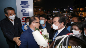 지지자들에게 축하받는 이낙연