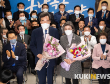 꽃다발 들고 부인과 포즈 취하는 이낙연