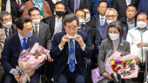 이낙연 '다시 마스크는 쓰겠습니다'