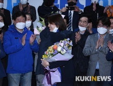 고민정 '남편과 뜨거운 포옹'