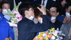 접전 속 고민정 당선 '남편의 축하 입맞춤'