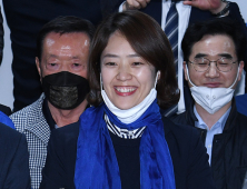 고민정, 치열한 접전 끝에 당선 '환한 미소'