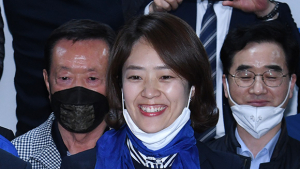 고민정, 치열한 접전 끝에 당선 '환한 미소'