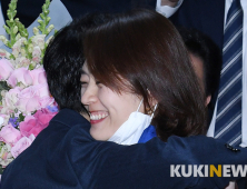 고민정, 남편 품 속에서 '행복한 미소'