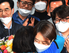 '광진을 당선' 고민정, 기쁨의 포옹