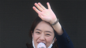 유세차 올라 당선인사 전하는 고민정