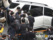 호송차량 탑승하는 '부따' 강훈
