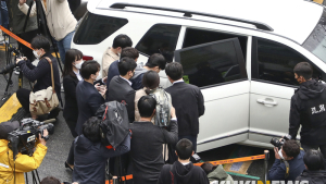 호송차량 탑승하는 '부따' 강훈