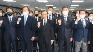 더불어민주당·시민당 해단식, 구호 외치는 지도부