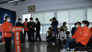 권은희 당선인 발언 경청하는 안철수 대표