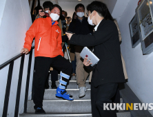 발 깁스하고 해단식 참석한 안철수 대표